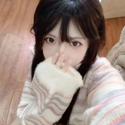 微光下的蓝色男孩